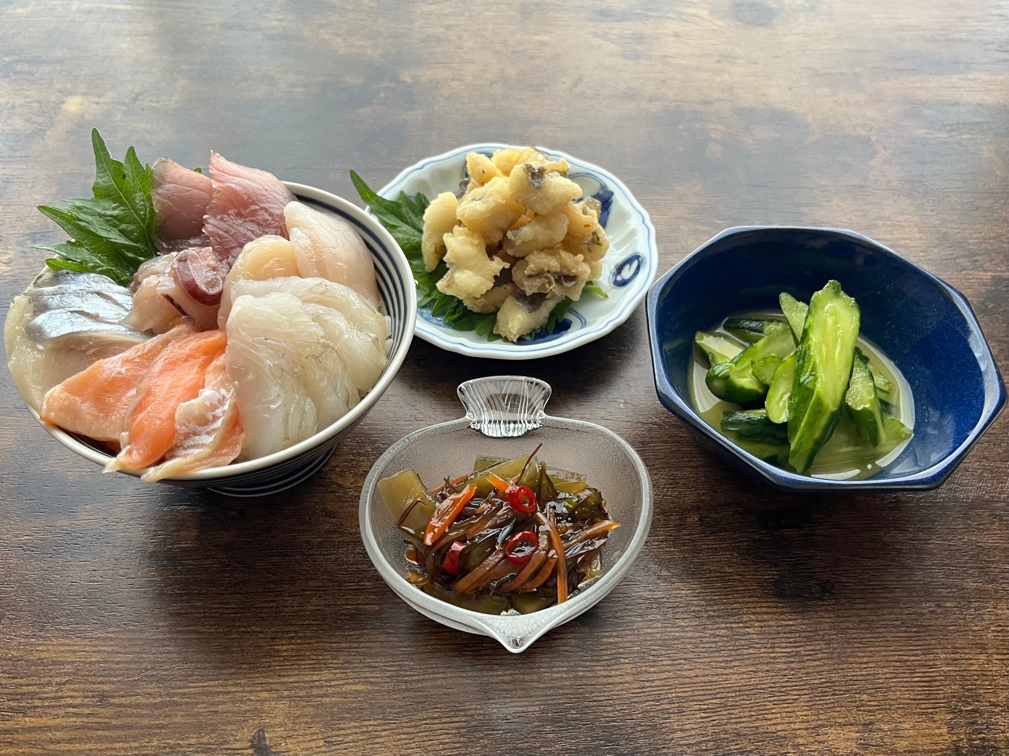 館鼻岸壁朝市のあとは〈浜市場みなとっと〉へ。自宅でのっけろ丼を作っ 