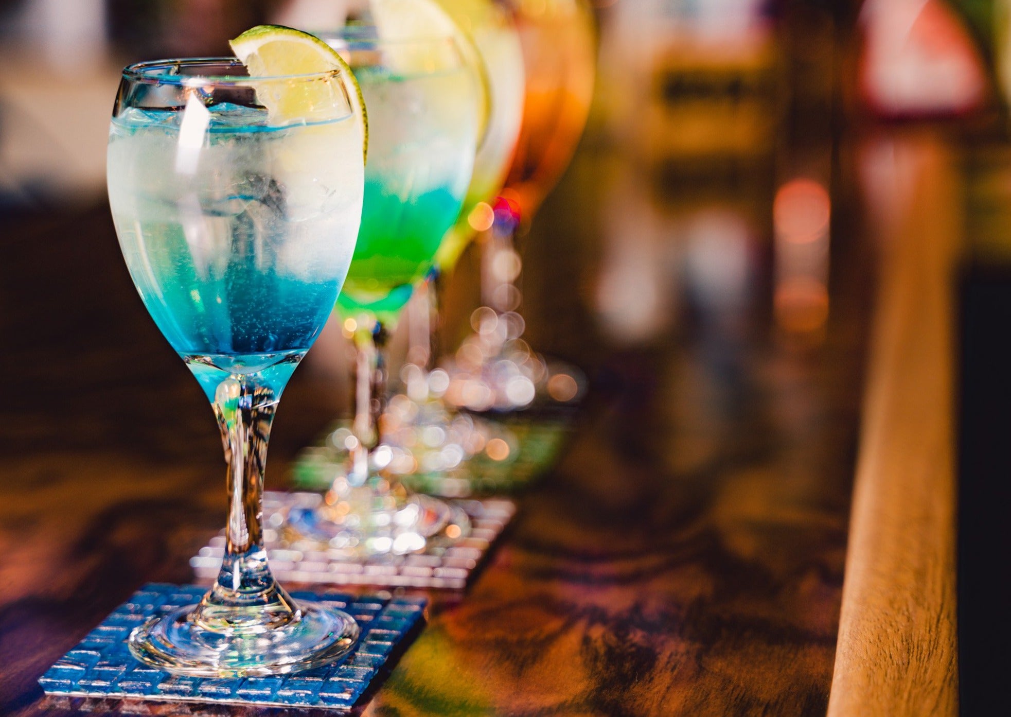 天井いっぱいに名刺。〈洋酒喫茶プリンス〉の“DEEP八戸”入門ガイド