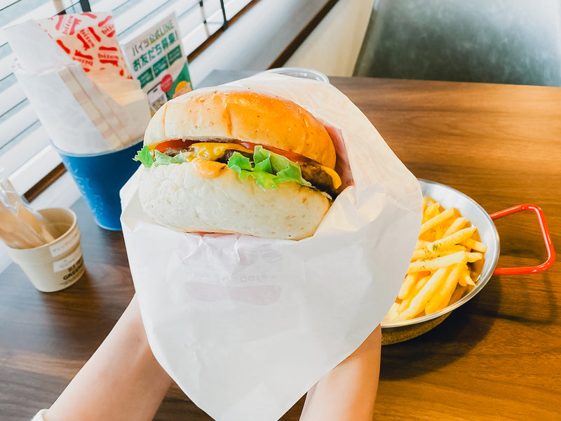 リフォーム業＆デザイナーの夫妻が手がけるバーガーショップ。階上町のお出かけ先〈Burger&Cafe bites〉【階上町道仏】