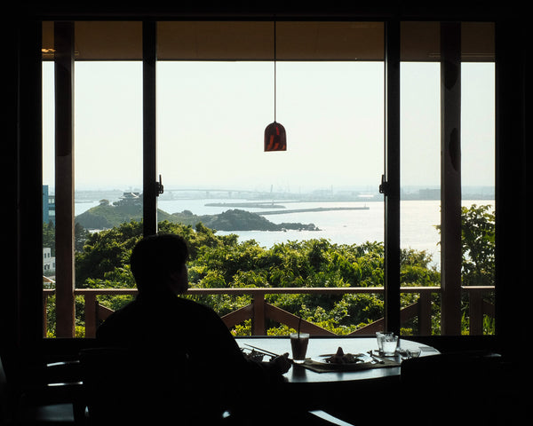 海辺の喫茶店〈カフェ＆ギャラリーうみ音〉で、 八戸の日常を見つめれば。【鮫町】