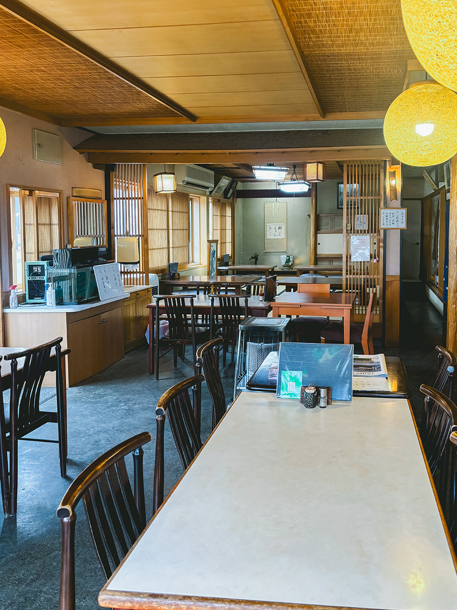 種差海岸駅から徒歩1分！ 創業78年の〈松家〉で味わう八戸名物「海鮮