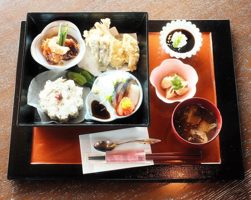 海辺の喫茶店〈カフェ＆ギャラリーうみ音〉で、 八戸の日常を見つめれば。【鮫町】