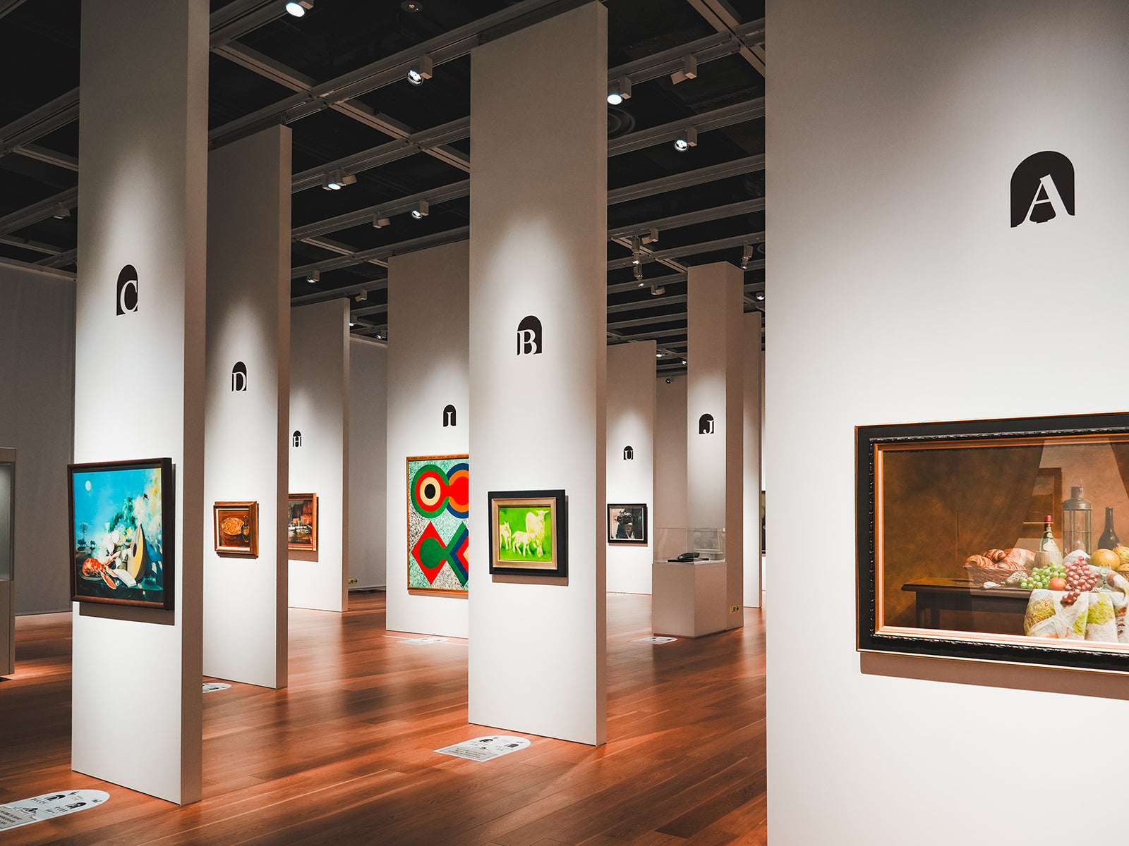 展示室に虫眼鏡、配色カード、座布団、地図帳……？〈八戸市美術館〉の