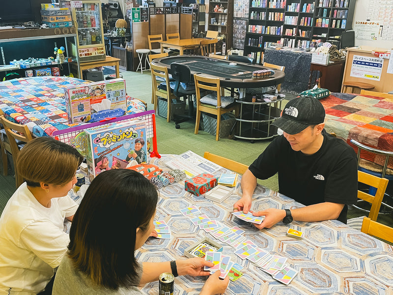 世界のボードゲーム800種類以上が遊び放題！？〈ボードゲームスペースポンポン〉は、笑い声が耐えない八戸の遊び場【内丸】