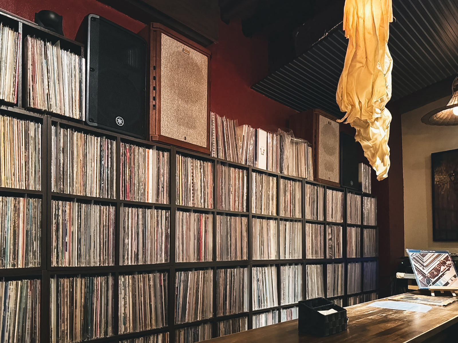 八戸の音楽好き、集まれ。約5,000枚ものレコードに囲まれた〈レコード