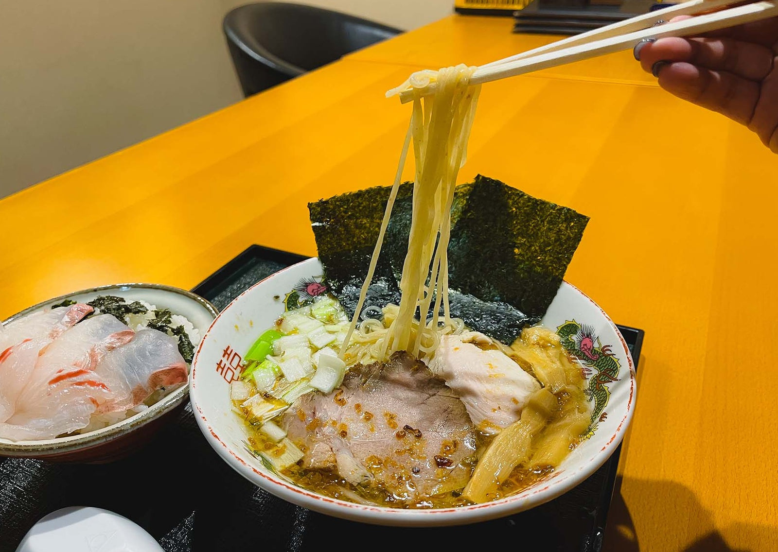 魚櫓魚櫓〉でやさしく上品なラーメンを堪能。夜の店で出た魚のあらを昼