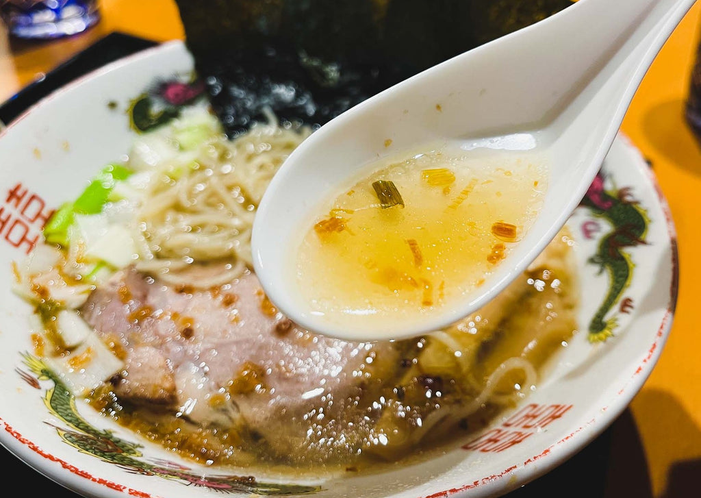 魚櫓魚櫓〉でやさしく上品なラーメンを堪能。夜の店で出た魚のあらを昼